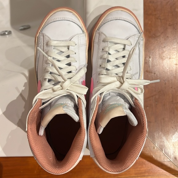 Nike Girls high tops. Excellent condition! Worn only once. Size 5Y - Picture 4 of 6